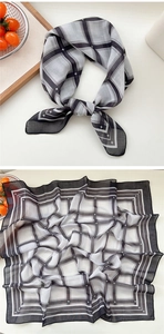 Vue détaillée d'un foulard carré à carreaux noirs et blancs avec motifs d'étoiles