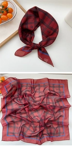 Vue macro de foulard en soie à carreaux rouge foncé avec motifs ours et bords bleus
