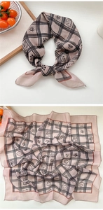 Gros plan d'un foulard en soie vintage à carreaux avec ours et lapins mignons