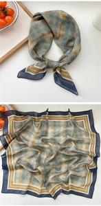 Détail du foulard carré à rayures vintage avec motif à carreaux et bordure bleu marine