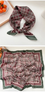 Détail du foulard en soie à carreaux bordeaux et verts montrant la texture du tissu