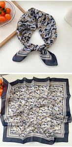 Détails du foulard carré vintage aux motifs géométriques bleu marine et jaune moutarde