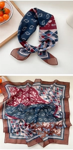 Détail d'un foulard en soie vintage de 70cm avec motifs floraux et rayures géométriques