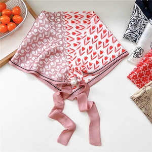 Sciarpa di seta rosa con motivi a tulipano, pois e fibbia magnetica con perla