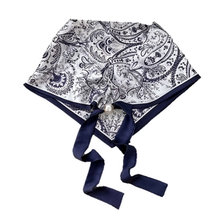 Elegante sciarpa in seta paisley blu navy con chiusura a calamita perlata e nastri di raso