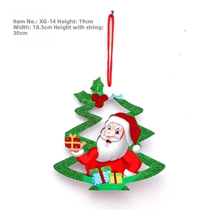 Nahaufnahme von grünem Glitzer-Weihnachtsbaumanhänger mit Weihnachtsmann und Geschenkbox