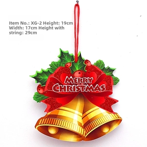 Goldene Glocken mit roter Merry Christmas Glitzerschleife und Stechpalmenblättern Deko