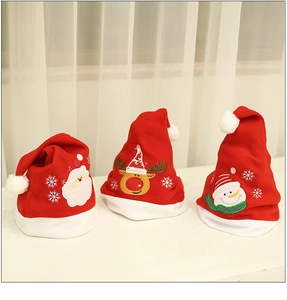 Dettaglio di cappelli natalizi in peluche con ricami di Babbo Natale, renna e pupazzo