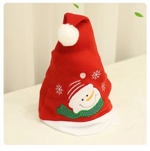 Dettaglio del cappello di Natale in peluche rosso con ricamo pupazzo di neve e pompon bianco