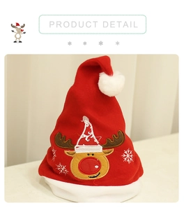 Dettaglio del cappello di Natale rosso in peluche con ricamo renna e fiocchi di neve