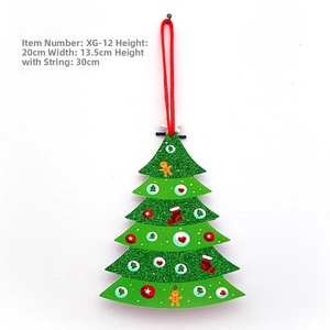 Glitzernder grüner Weihnachtsbaumschmuck mit Lebkuchenmann und roten Sockenmotiven