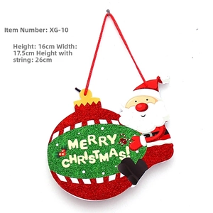 Detaillierter Weihnachtsanhänger mit Weihnachtsmann und glitzernder Merry Christmas Kugel