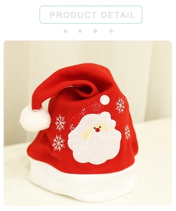 Dettaglio di Babbo Natale ricamato e fiocchi d'argento su un cappello natalizio di peluche