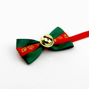 Dettaglio farfallino di Natale per animali con zampe dorate e campanellino d'oro