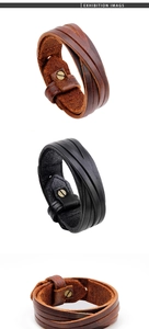 Detailweergave van gelaagde leren armbanden met vintage metalen klinknagels in zwart en bruin