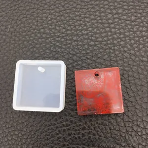 Quadratische Silikonform für Harzanhänger mit vorgebohrten Löchern für Schmuck