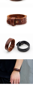 Detail van echt lederen armband met bruine en zwarte textuur en metalen drukknoopsluiting