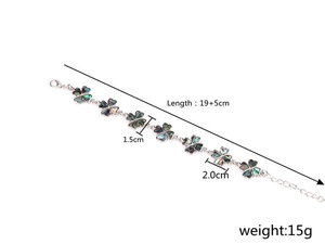 Vista detallada de pulsera de trébol plateada con medidas de 1,5cm y largo 19+5cm