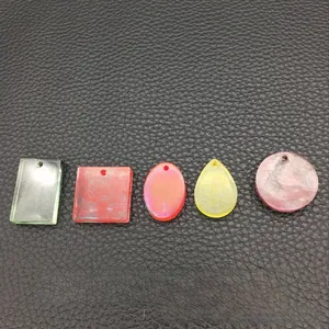 Nahaufnahme von Harzanhängern in verschiedenen geometrischen Formen und Farben