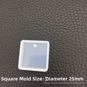 Detailansicht der 25mm quadratischen Silikonform für Harzanhänger mit vorgebohrtem Loch