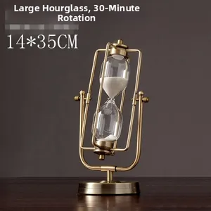 Nahaufnahme einer großen Vintage-Drehsanduhr aus Bronze-Metall mit weißem Sand