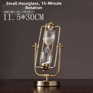 Detail der vintage Kupfer-Sanduhr mit weißem Sand und 15-Minuten-Timer-Funktion