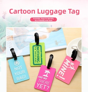 Gros plan d'étiquettes de bagages colorées en silicone avec des phrases de voyage