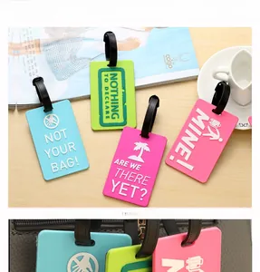 Détails des étiquettes de bagages en silicone avec slogans en relief et lanières
