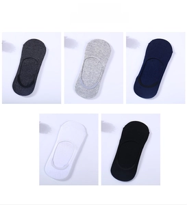 Vue en grille de chaussettes invisibles en coton en gris, bleu marine, blanc et noir