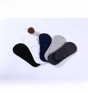 Cinq paires de chaussettes invisibles en coton noir, blanc et gris avec bords élastiqués