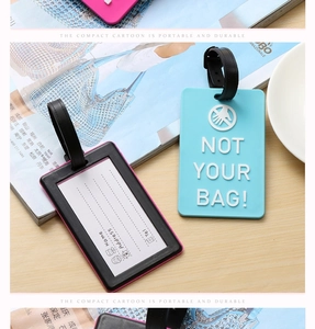 Détail d'étiquettes de bagages en silicone avec texte en relief et fenêtre d'adresse