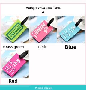 Vue détaillée de quatre étiquettes de bagages en silicone vert rose bleu et rouge