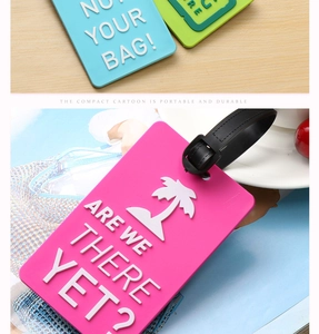 Détail d'étiquettes à bagages en PVC avec slogans en relief et sangles réglables