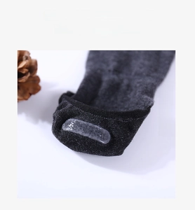 Vue détaillée de l'adhérent en silicone antidérapant au talon des chaussettes pour hommes