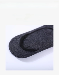 Détail de chaussette invisible grise avec bord élastique souple pour confort et maintien