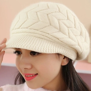 Berretto in maglia a trecce color crema con visiera calda per l'inverno su modella