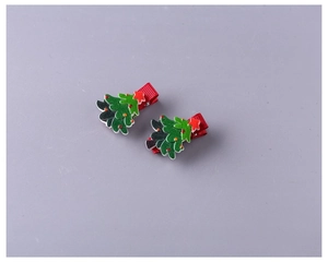 Dettaglio di due fermagli per capelli ad albero di Natale con clip in metallo rosso