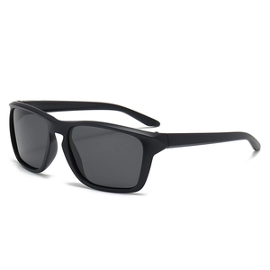 Lunettes de soleil de cyclisme polarisées carrées noir mat sous un angle de 45 degrés