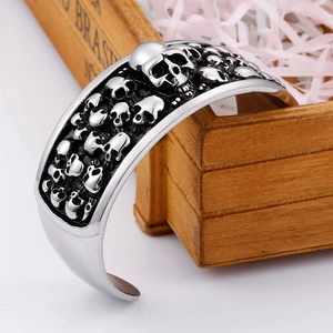 Punk-Armreif mit Totenkopf-Prägung im Vintage-Look auf einer Holzbox präsentiert