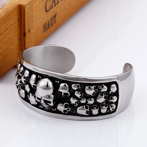 Vintage Herren-Manschettenarmband aus Edelstahl mit geprägt mit gotischem Totenkopf-Design