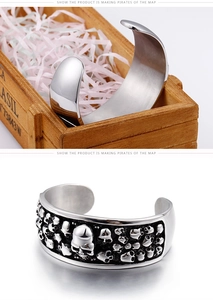 Detail eines Punk-Skull-Armbands mit oxidiertem Silber-Finish auf rustikalem Holzgrund