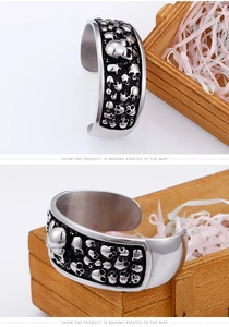 Makro-Detail des Punk-Totenkopf-Armreifs in Vintage-Silber und schwarzem Edelstahl