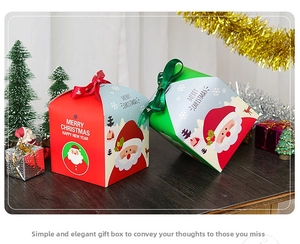 Dettaglio di scatole regalo di Natale rosse e verdi con nastri e motivi festivi