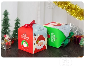 Dettaglio di scatole regalo di Natale rosse e verdi con nastri e motivi di Babbo Natale