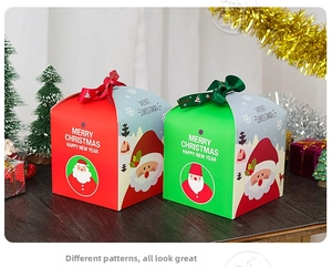 Dettaglio ravvicinato delle scatole regalo di Natale con illustrazioni di Babbo Natale