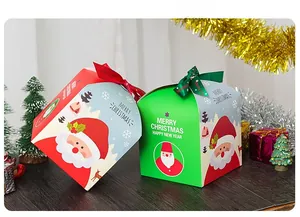 Dettaglio di una scatola regalo di Natale quadrata con Babbo Natale e nastro di seta