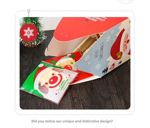 Dettaglio della scatola regalo di Natale con Babbo Natale e sacchetti per biscotti