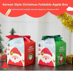Dettaglio di scatole regalo di Natale rosse e verdi con Babbo Natale e fiocchi