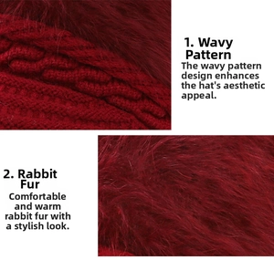 Dettaglio macro del cappello in maglia bordeaux con motivo a onde e trama in pelo di coniglio