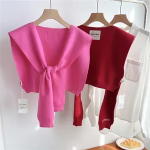 Cape d'épaule en tricot rose et bordeaux avec un design élégant à col noué chic